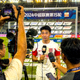 足球比赛结束后球员接受媒体采访的现场照片